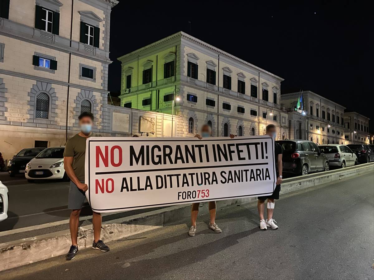 "Portano qui i migranti infetti: colpo mortale a Roma"
