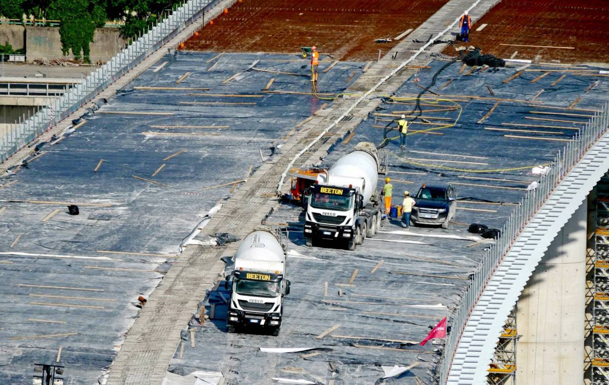 Quei 54 camion carichi usati per il collaudo del nuovo ponte Morandi