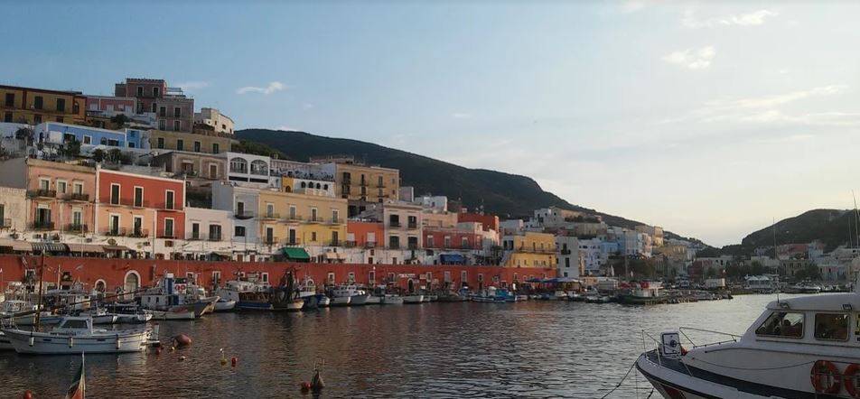 Ponza chiede più polizia e blocca i turisti in barca: "Vietato scendere a terra"