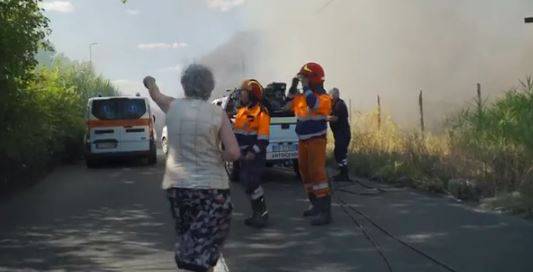 Roma, in fiamme campo nomadi: vigili del fuoco presi a sassate dai rom