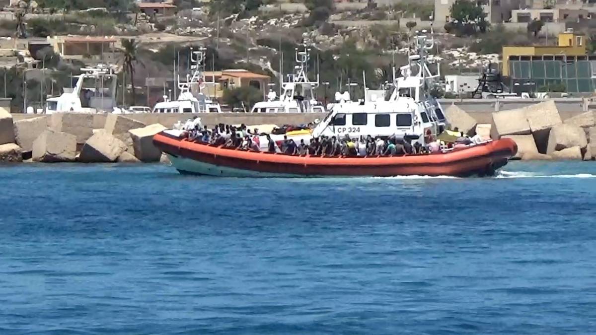 Raffica di mini sbarchi in Sicilia. L'hotspot di Lampedusa collassa