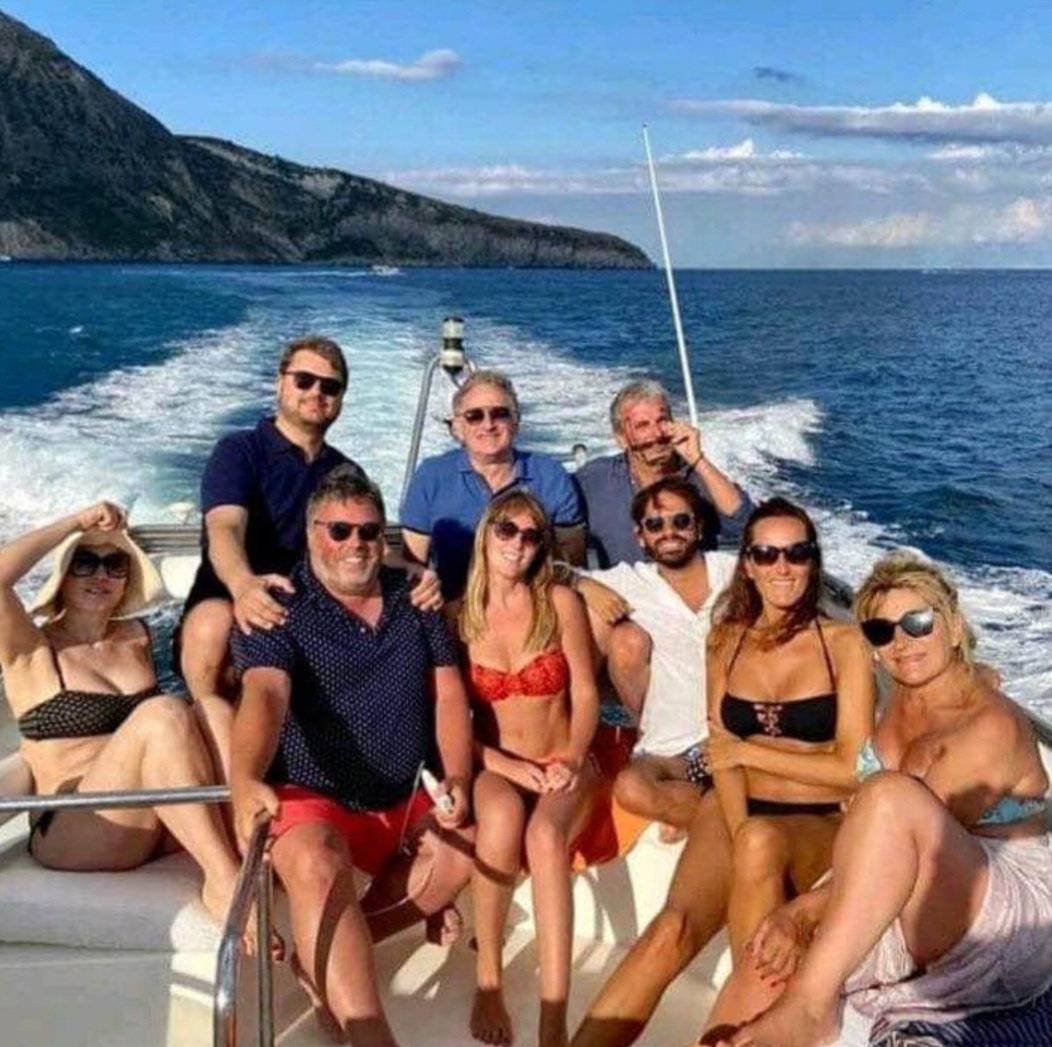 Giallo sulla foto della Boschi in yacht: "C'è assembramento". E sparisce dal web