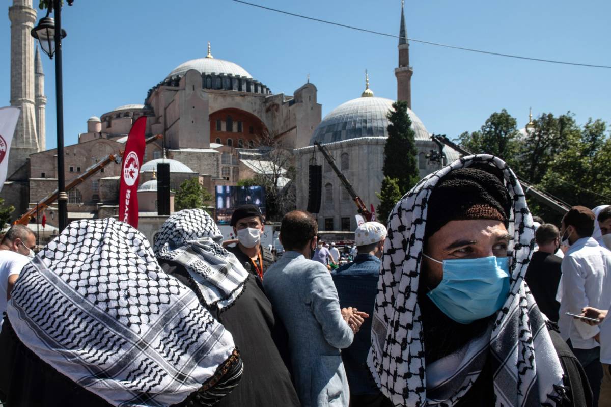 Santa Sofia ora è una moschea: migliaia in preghiera a Istanbul