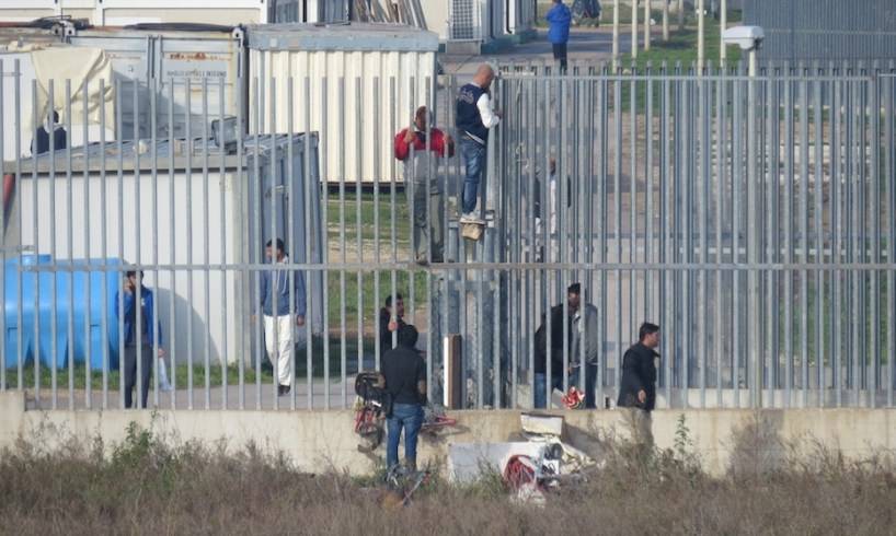 Caltanissetta, fuga dal Cara: 125 migranti rintracciati su 184