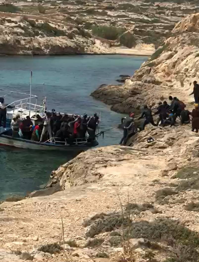 I migranti che sbarcano tra i turisti: ecco lo scenario vissuto a Lampedusa