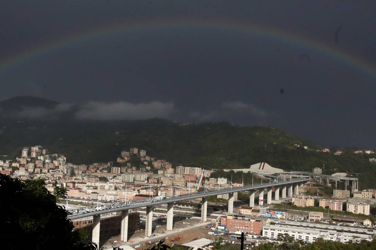 L'arcobaleno abbraccia Genova. È la rivincita di una città operaia