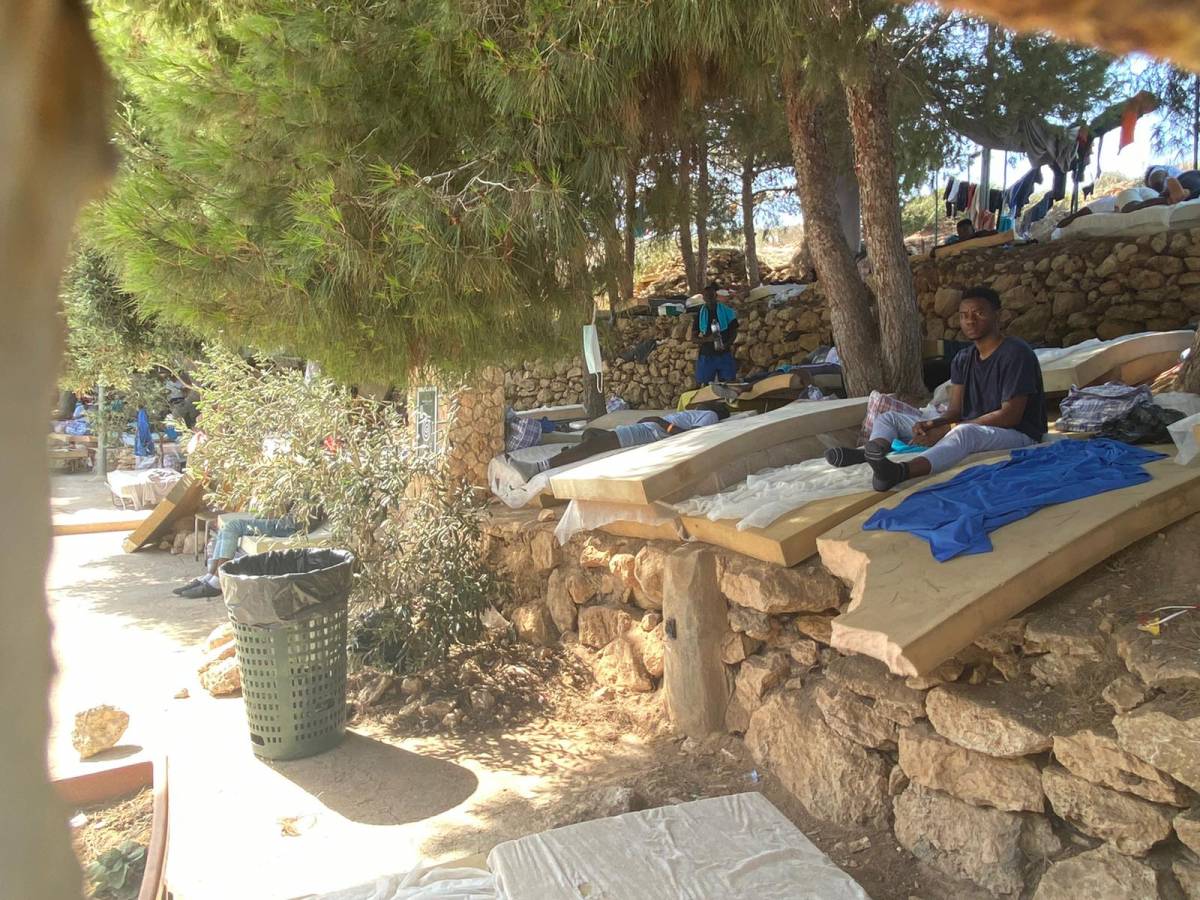 Lampedusa: sbarchi e contagi. Il sindaco: "È un'emergenza"