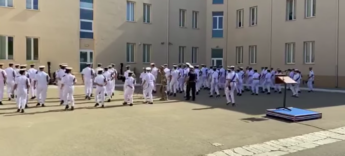 Che tristezza il ballo di gruppo della Marina