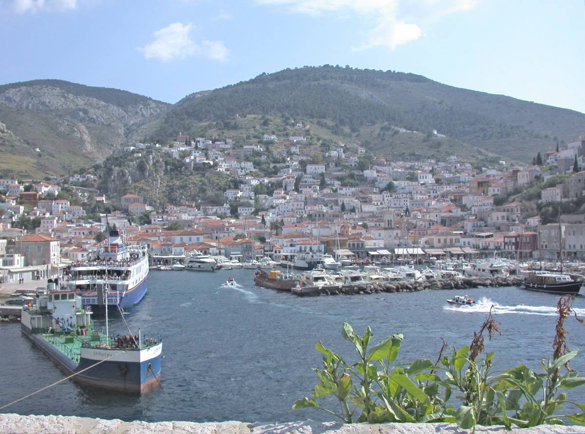 Turisti e migranti travolti dalla guerra di classe tra le isole della Grecia