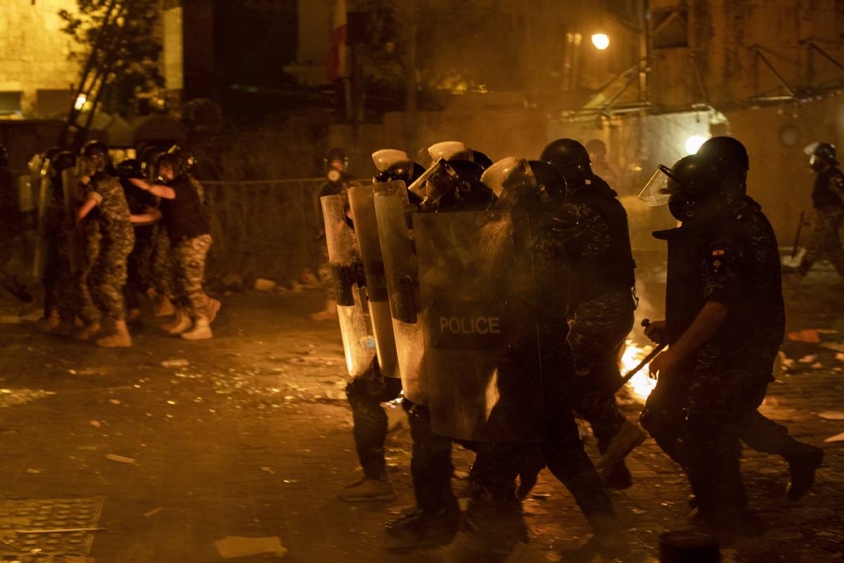 Guerriglia a Beirut: assalto al palazzo e ucciso un militare "Sarà rivoluzione"