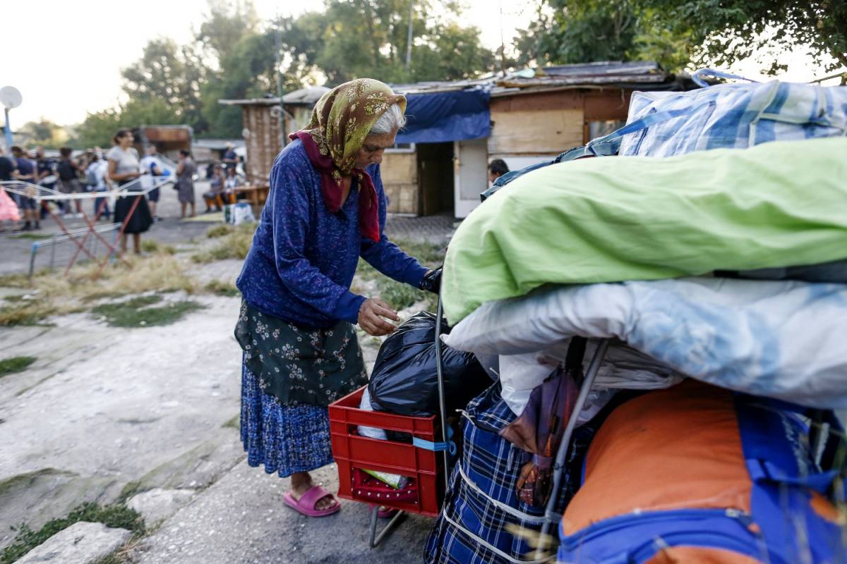 Il piano case per i rom fa flop? La Raggi ora li mette in hotel