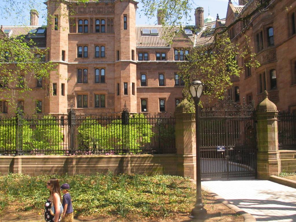 Yale e i mostri del politicamente corretto: "Favorisce gli studenti neri e discrimina i bianchi"