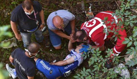 Giro di Lombardia, paura per il belga Evenepoel: finisce in un burrone