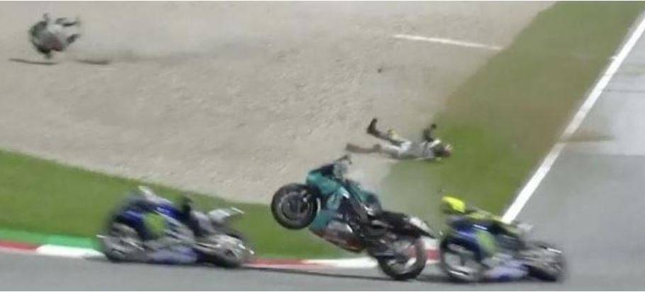 Miracolo in pista per Valentino Rossi. Moto in aria: incidente choc