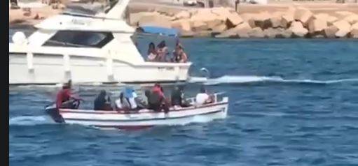 Lampedusa, così i migranti prendono in giro gli italiani