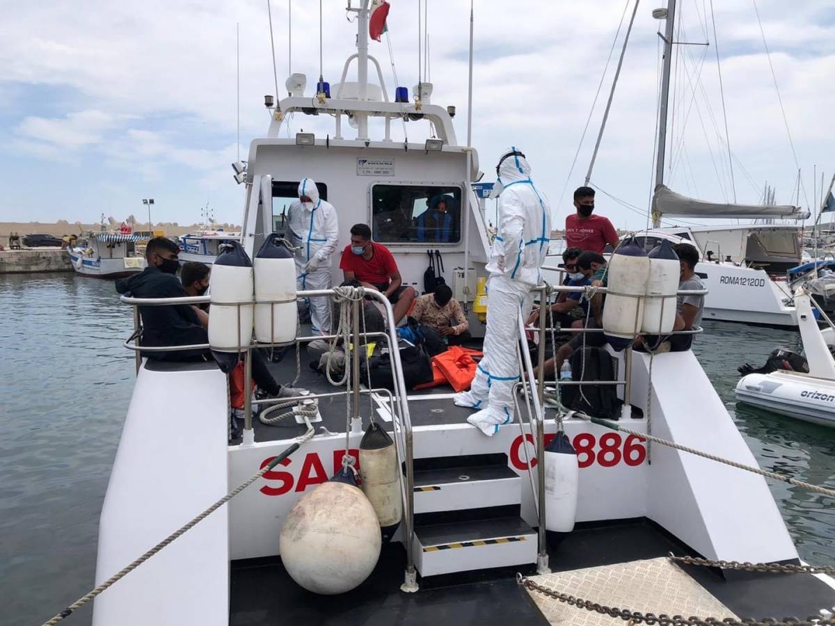 Barcone di migranti in avaria: in 11 sbarcano nel Leccese
