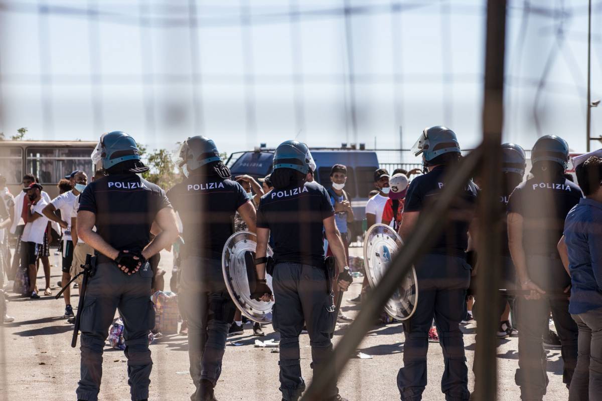 I poliziotti senza tamponi nell'inferno di Lampedusa