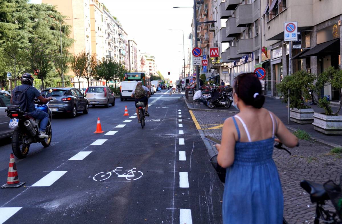 Ciclabile in viale Monza: la città è ancora deserta ma il traffico è già in tilt