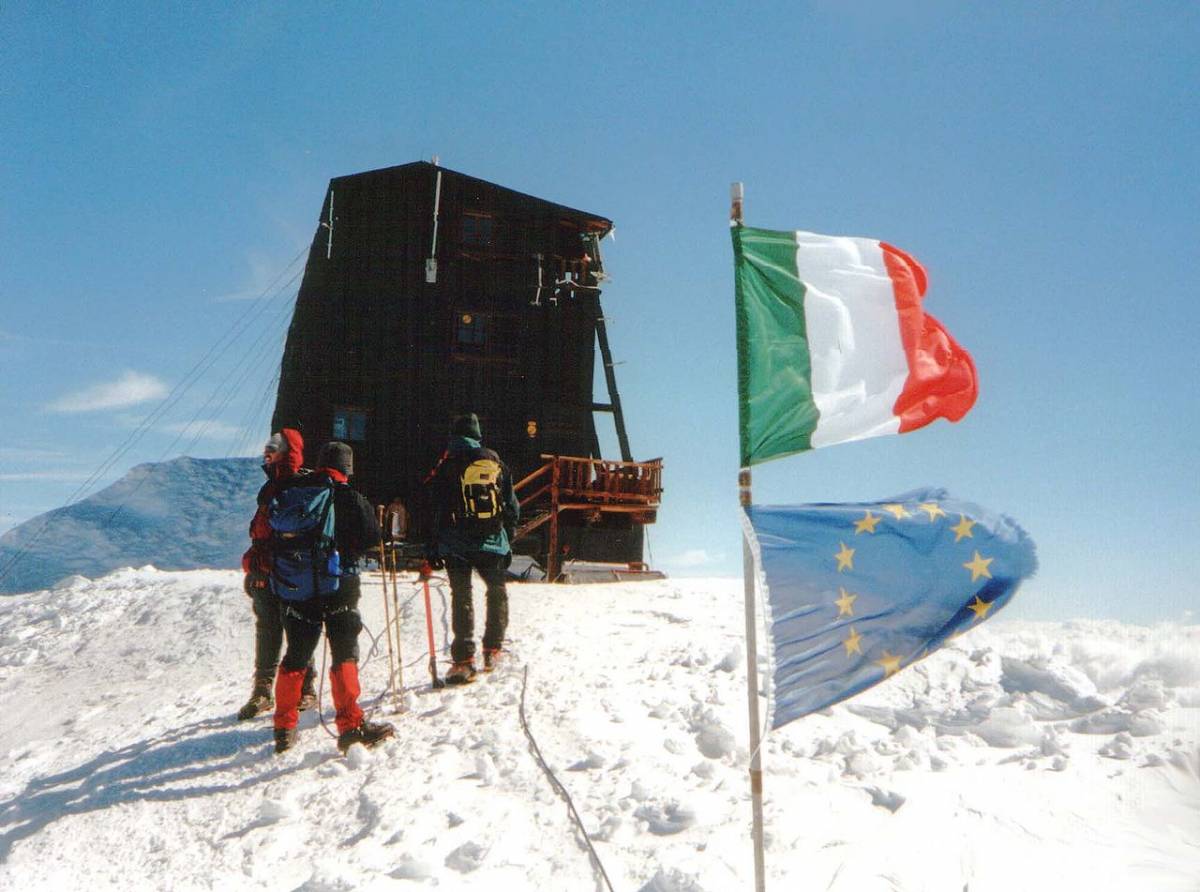 I 40 anni del Margherita il rifugio (con biblioteca) sulla cima dell'Europa