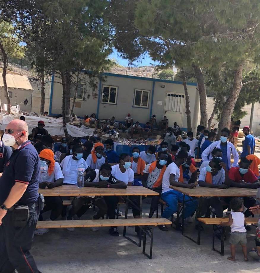 Lampedusa scoppia di nuovo: oltre 700 migranti nell'hotspot