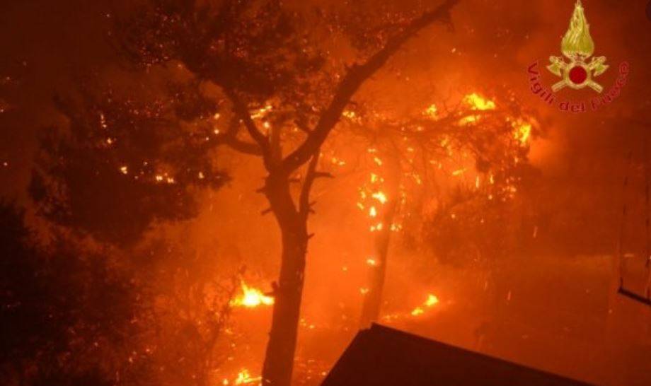 Fiamme, fumo e paura: un rogo nel Palermitano, evacuate 400 persone
