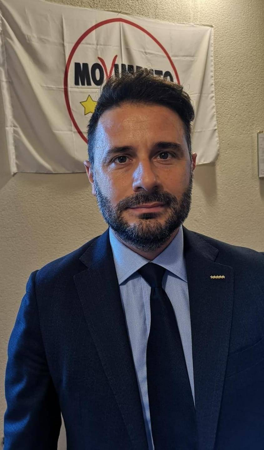 Vittorio Sgarbi: "Ecco il grillino che durante il lockdown ha avuto 1500 euro di rimborsi"