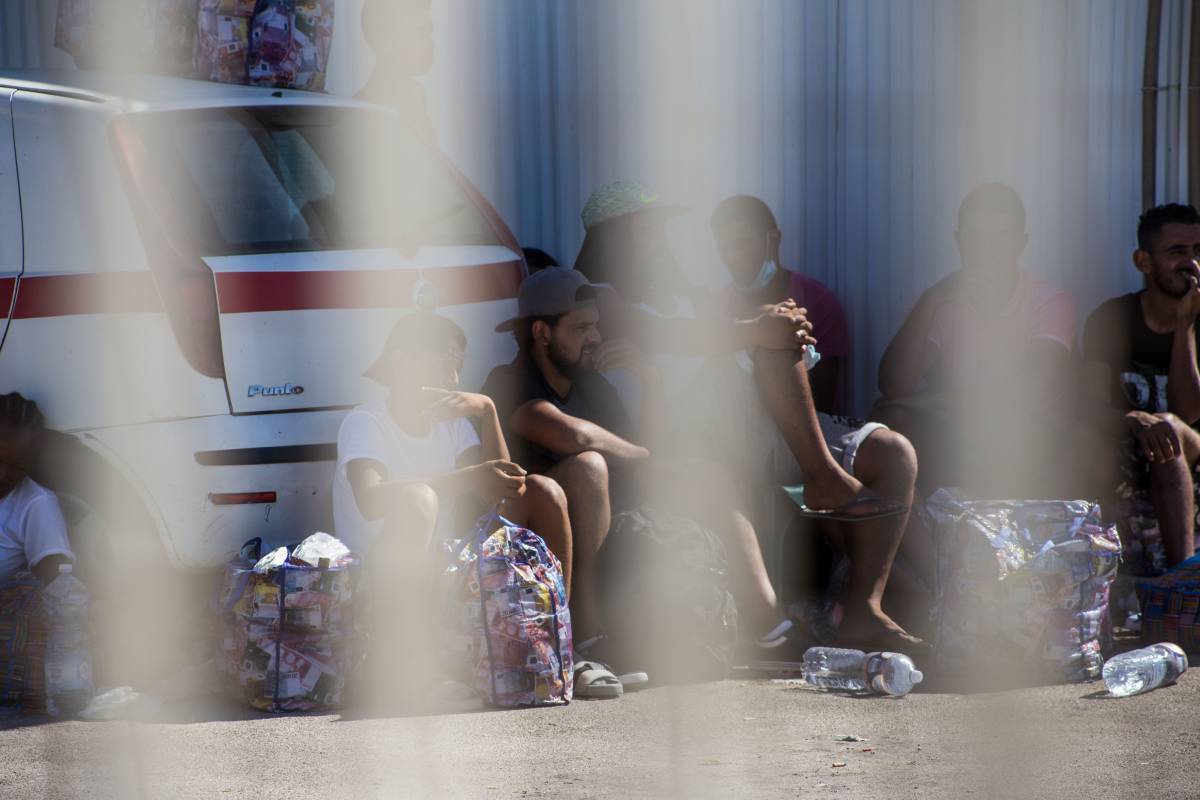 Lampedusa, 1.200 migranti nell'hotspot svuotato solo due settimane fa
