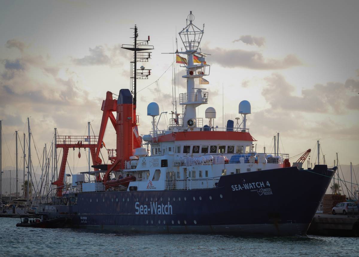 La Sea Watch va verso Palermo. Salvini: 'Denunciamo governo'