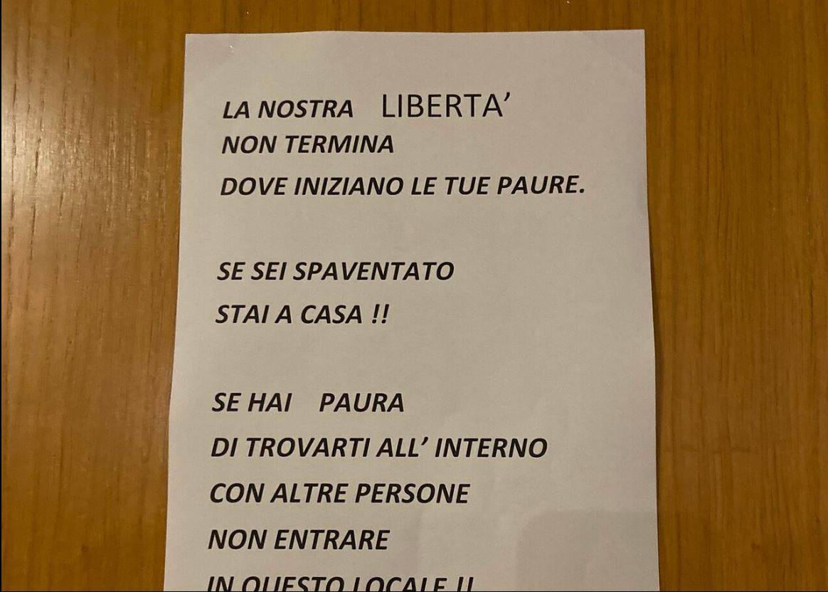 "Hai paura? Stai a casa" Polemica per il cartello nel pub del Milanese