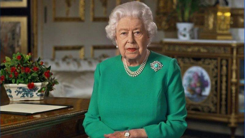 Staff in rivolta per la quarantena: la regina Elisabetta è furibonda