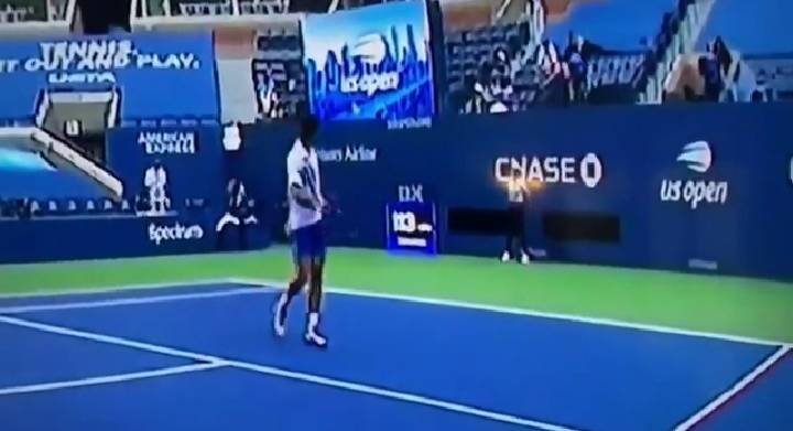 Djokovic colpisce la giudice di linea con una pallina: fuori dagli Us Open 