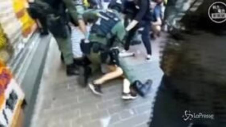 Hong Kong, la polizia arresta una 12enne