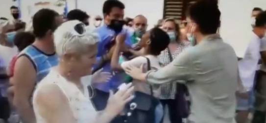 "Io ti maledico", poi lo strattone: chi è la ragazza che ha aggredito Salvini