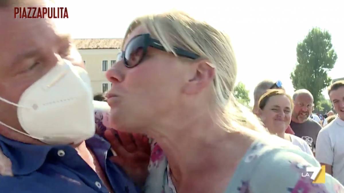 L'ex 5S prova a baciare giornalista per strada: "Mascherina non serve"