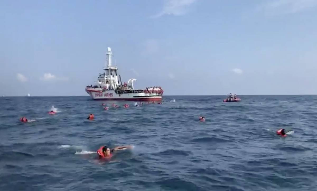 Così i migranti sfidano l'Italia: dalla Open Arms alla costa a nuoto