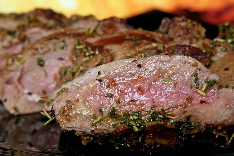 Perché cuocere lentamente la carne fa bene alla salute