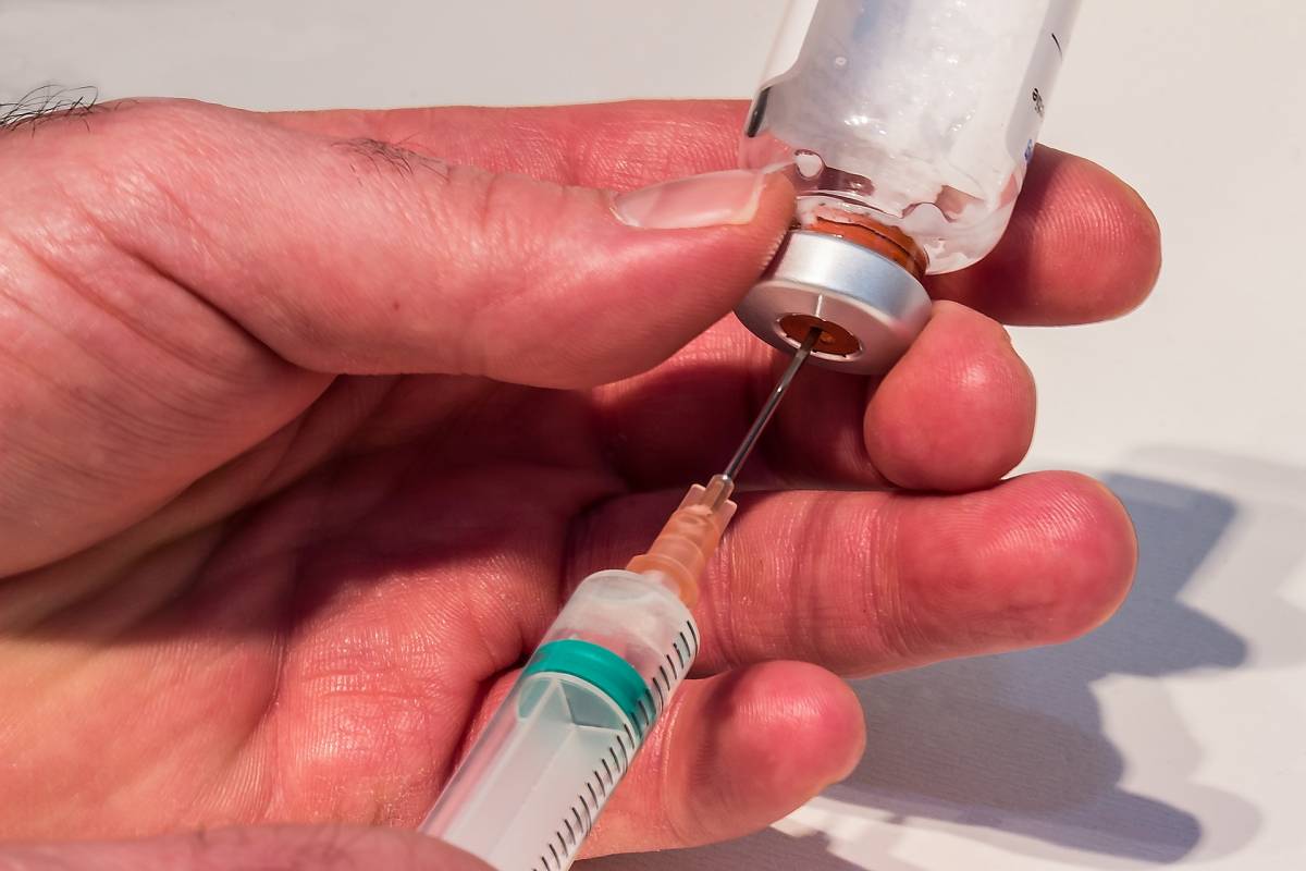 "Morto un volontario  ​del vaccino anti-Covid". Ma qualcosa non torna