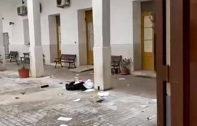 Grida "Allah Akbar" e sfonda la porta: magrebino devasta il convento