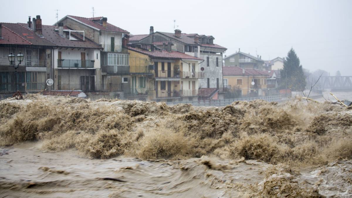 Onda di maltempo crollano i ponti in Piemonte, 2 morti salvi 21 dispersi