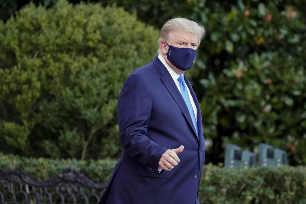 Trump contro il "virus cinese" I suoi fan senza mascherina