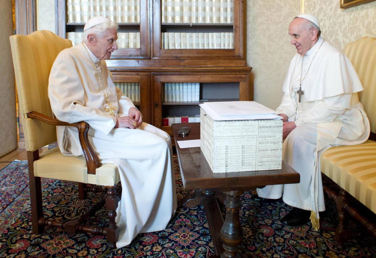 Il mistero della scatola che Ratzinger consegnò a papa Francesco