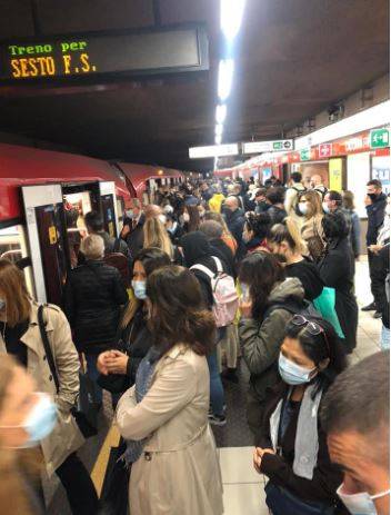 "Troppa gente in metro". FI adesso attacca Sala: "Il sindaco non controlla"
