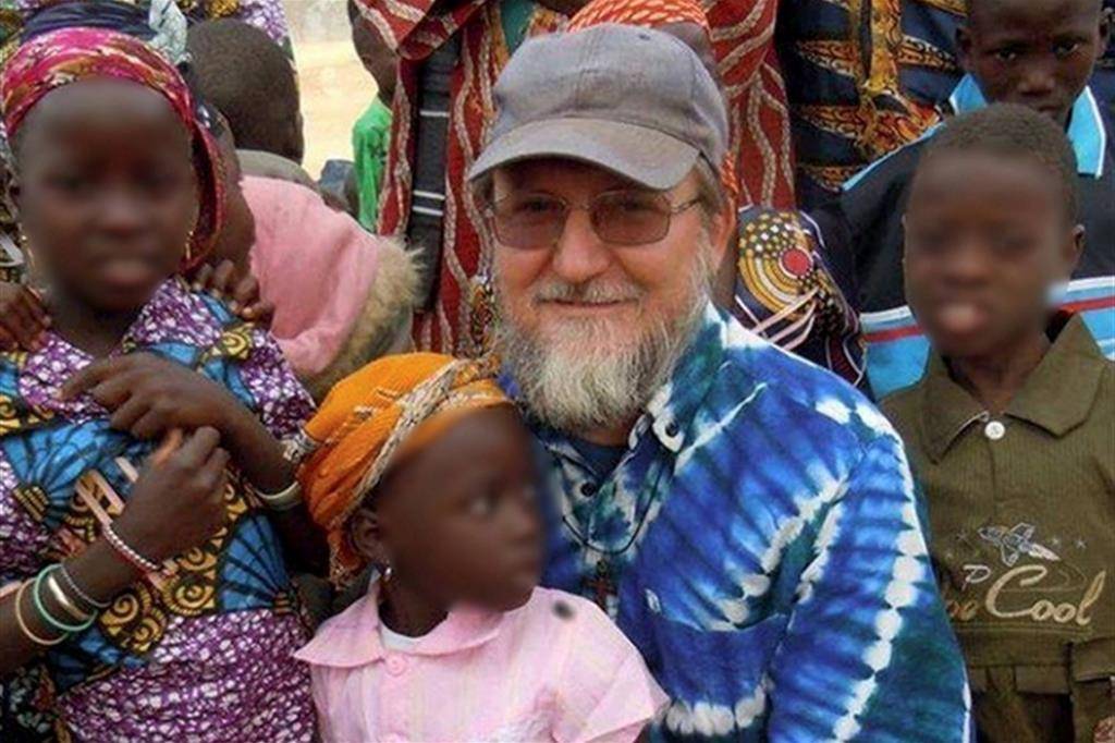 Mali, rilasciati gli ostaggi italiani. Padre Maccalli libero dopo due anni