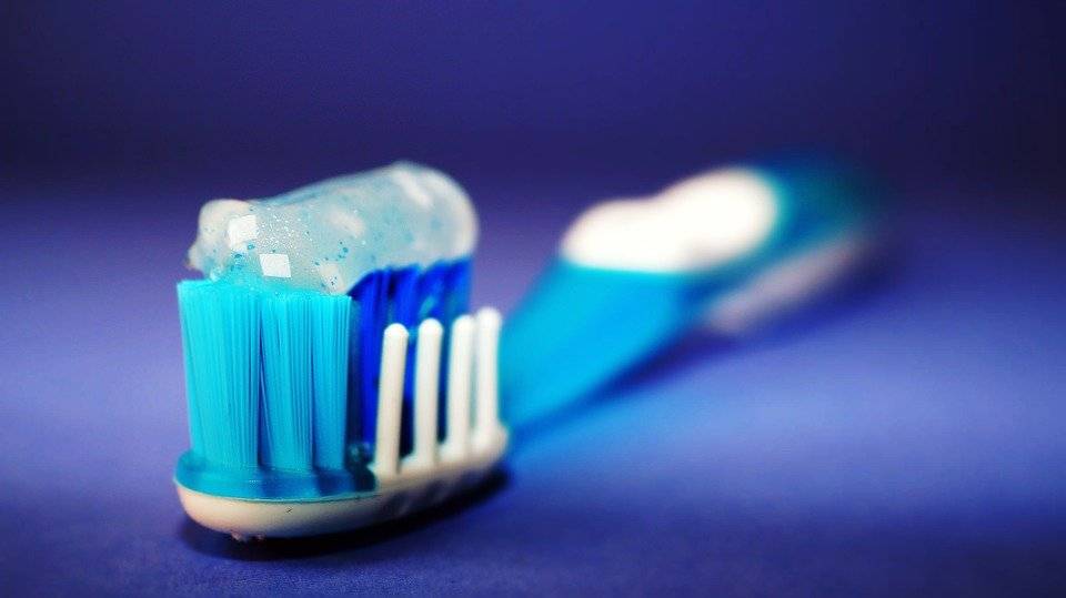 Quanto dentifricio serve per lavarsi bene i denti