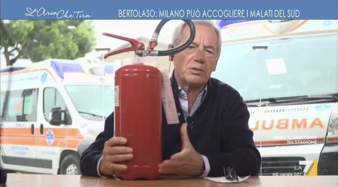 Dal lanciafiamme all'estintore, la risposta di Guido Bertolaso a De Luca