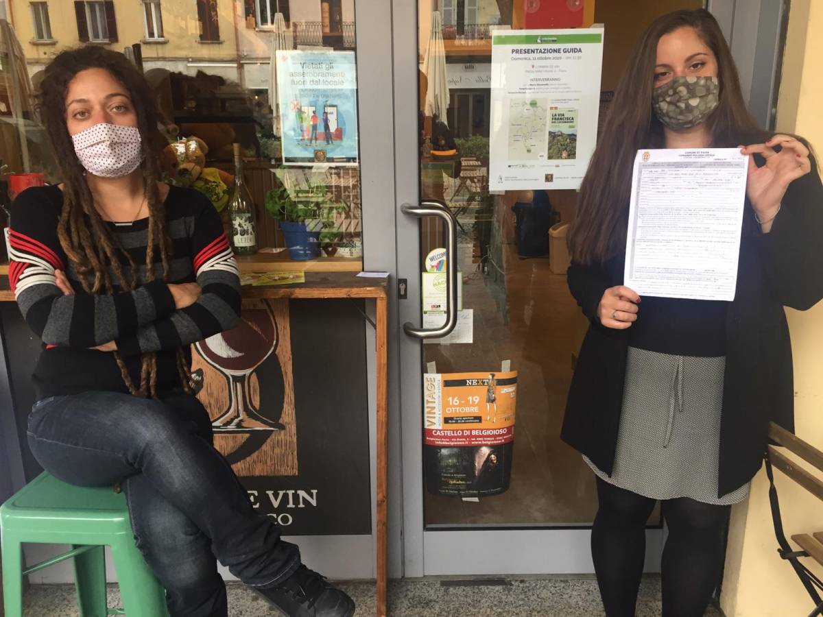Abbassa mascherina e fuma: alla barista multa da 400 euro