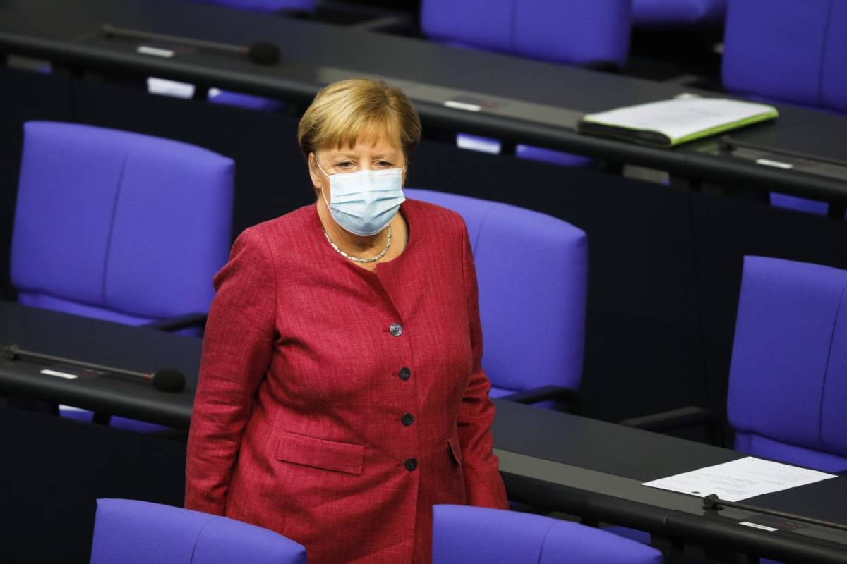 La Merkel fa la mamma saggia: "Tedeschi, vi prego, state a casa"
