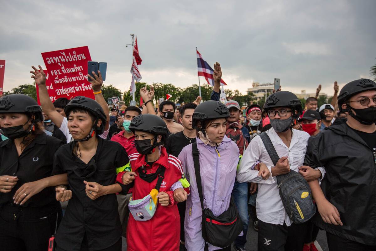 Cannoni ad acqua su Bangkok. Manifestanti a rischio ergastolo