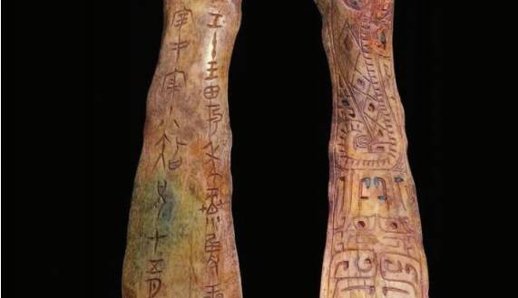 Osso intarsiato di turchesi ritrovato tra le rovine Yin Xu e la scrittura oracolare