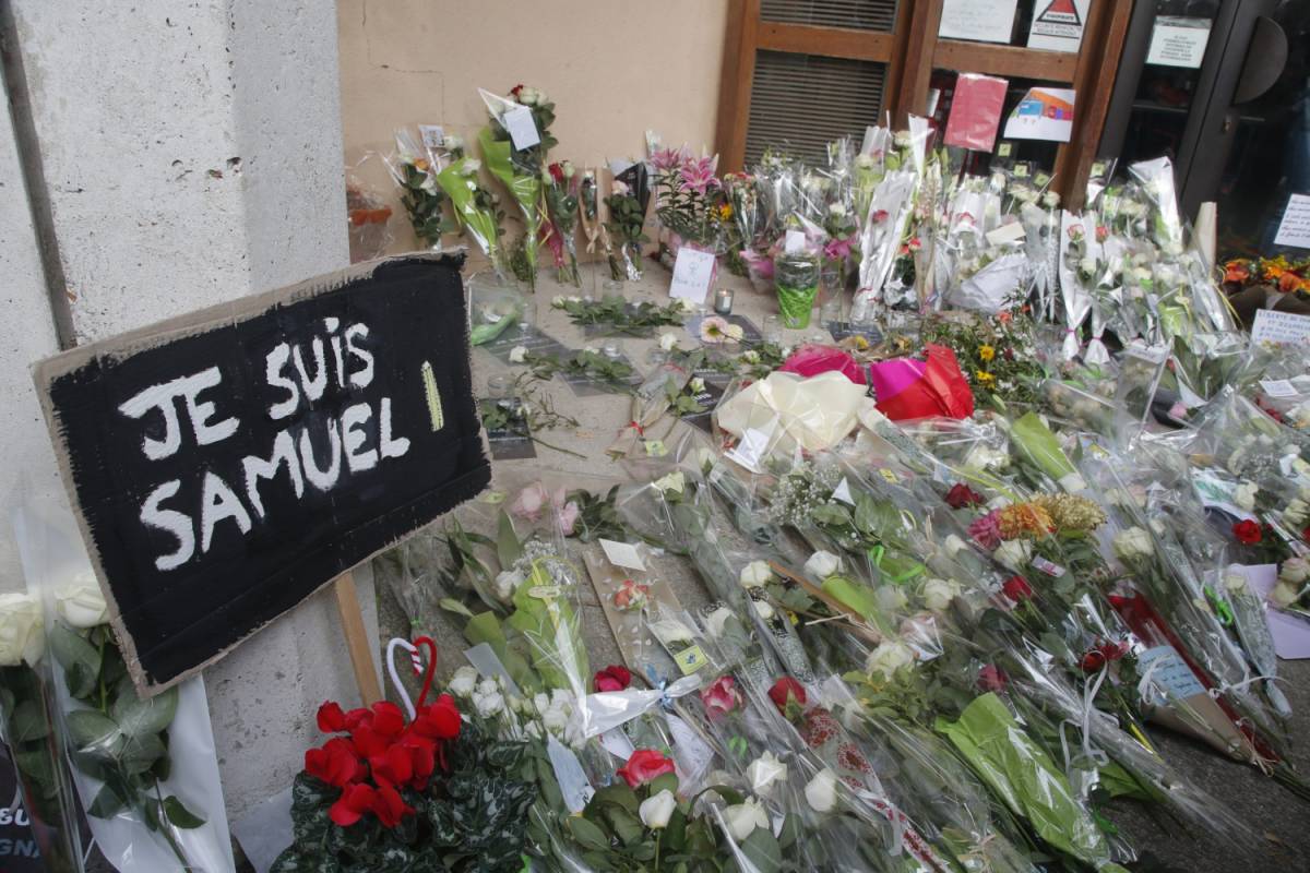 Il professore condannato da una spiata sui social  Charlie Hebdo in piazza